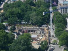 Parlamentar do Senado bloqueia plano de Trump para financiamento do salão de baile da Casa Branca Work continues on the construction of the ballroom at the White House on May 16 in Washington where the East Wing once stood. (AP Photo/Rod Lamkey, Jr.)