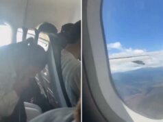 Passageiros aterrorizados sentam-se e vomitam enquanto o avião aborta 2 pousos no aeroporto Notorious no topo da montanha Um passageiro de avião vomitando em um saco.