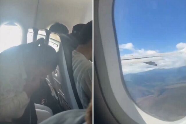 Um passageiro de avião vomitando em um saco.