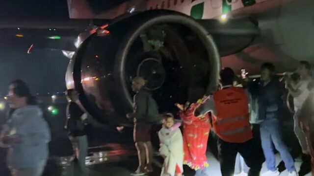 Passageiros evacuados do avião da Frontier Airlines
