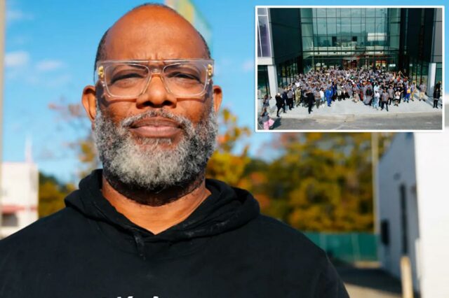 Pastor de Chicago reúne centenas de homens para declarar zona Pastor de Chicago reúne centenas de homens para declarar zona livre de violência no bairro Notorious