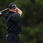 Patrick Reed acertando um driver no sétimo tee durante a segunda rodada do PGA Championship.
