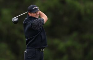 Patrick Reed ainda está na mistura no PGA Championship, apesar da rodada ‘s – t’ que o deixou ‘enjoado’ de pars Patrick Reed acertando um driver no sétimo tee durante a segunda rodada do PGA Championship.