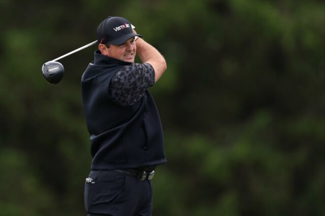 Patrick Reed acertando um driver no sétimo tee durante a segunda rodada do PGA Championship.
