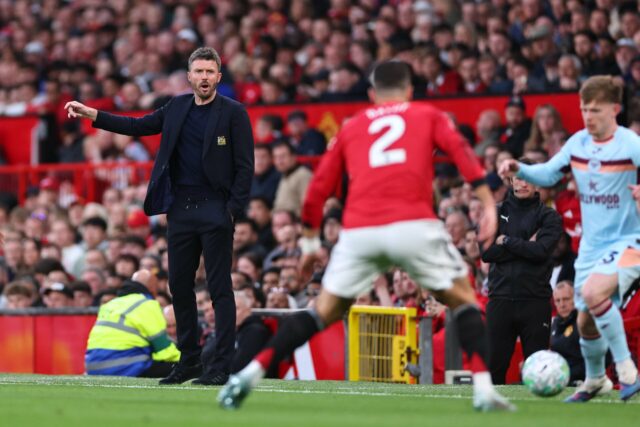 Paul Merson prevê Man Utd x Liverpool, já que Michael Carrick 'precisará' de um jogador 'excelente' como titular
