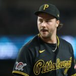 O arremessador do Pittsburgh Pirates, Paul Skenes, faz um discurso durante o primeiro turno de um jogo de beisebol contra o Philadelphia Phillies em Pittsburgh, domingo, 17 de maio de 2026. (AP Photo / Gene J. Puskar)