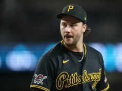 Paul Skenes se tornou o maior passivo das apostas esportivas O arremessador do Pittsburgh Pirates, Paul Skenes, faz um discurso durante o primeiro turno de um jogo de beisebol contra o Philadelphia Phillies em Pittsburgh, domingo, 17 de maio de 2026. (AP Photo / Gene J. Puskar)