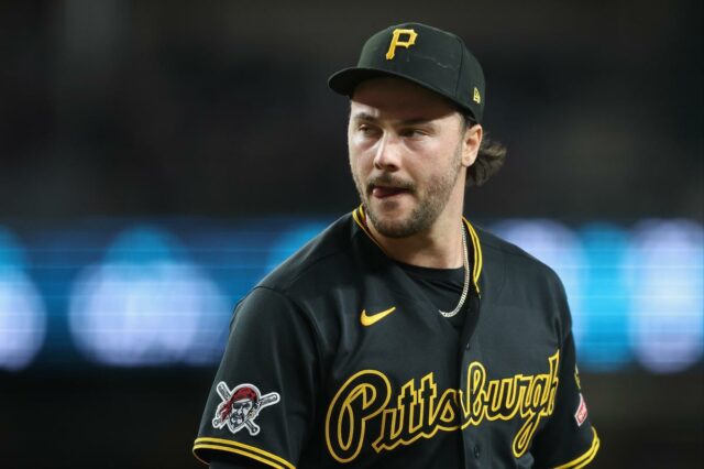 Paul Skenes se tornou o maior passivo das apostas esportivas O arremessador do Pittsburgh Pirates, Paul Skenes, faz um discurso durante o primeiro turno de um jogo de beisebol contra o Philadelphia Phillies em Pittsburgh, domingo, 17 de maio de 2026. (AP Photo / Gene J. Puskar)