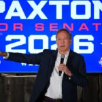 Esta combinação de fotos mostra o procurador-geral do Texas Ken Paxton, à esquerda, em Dallas e o senador John Cornyn, R-Texas, em Austin