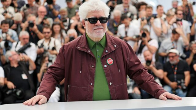 Pedro Almodóvar diz que “a Europa nunca deve ser submetida a Trump” e usa distintivo “Palestina livre” na conferência de imprensa de Cannes

