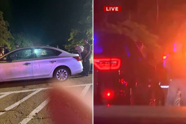 Carro branco com manchas de sangue nas laterais em um estacionamento à noite, com pessoas e árvores ao fundo.