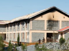 Pelo menos 16 estudantes morreram em incêndio no dormitório de uma escola feminina no Quênia Um estudante ferido é evacuado