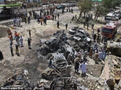 Pelo menos 19 mortos no Paquistão após a explosão de uma bomba perto da linha férrea quando dois vagões de trem tombaram e pegaram fogo Uma poderosa bomba explodiu próximo a uma linha férrea em Quetta, no Paquistão, descarrilando o trem e fazendo com que dois vagões pegassem fogo