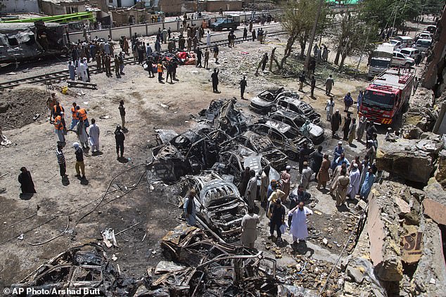 Pelo menos 19 mortos no Paquistão após a explosão de Uma poderosa bomba explodiu próximo a uma linha férrea em Quetta, no Paquistão, descarrilando o trem e fazendo com que dois vagões pegassem fogo