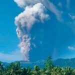 Pelo menos 3 caminhantes presos morreram devido à erupção de um vulcão na remota ilha da Indonésia