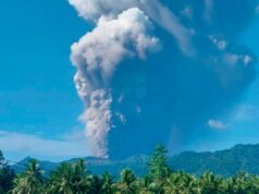Pelo menos 3 caminhantes presos morreram devido à erupção de um vulcão na remota ilha da Indonésia Pelo menos 3 caminhantes presos morreram devido à erupção de um vulcão na remota ilha da Indonésia