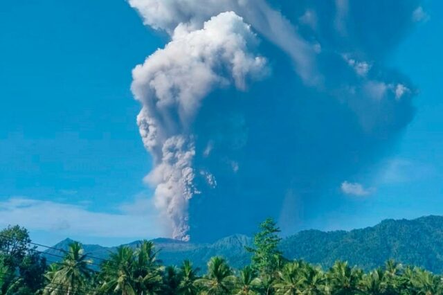 Pelo menos 3 caminhantes presos morreram devido à erupção de um vulcão na remota ilha da Indonésia
