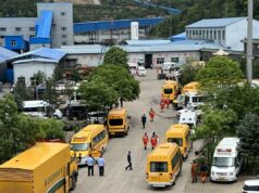 Pelo menos 90 mortos em explosão de mina de carvão na China Equipes de resgate trabalham no local após uma explosão de gás na mina de carvão Liushenyu.