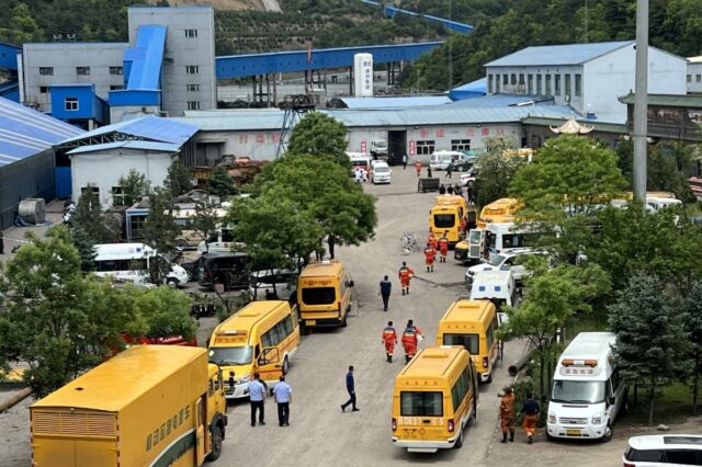 Pelo menos 90 mortos em explosão de mina de carvão Equipes de resgate trabalham no local após uma explosão de gás na mina de carvão Liushenyu.