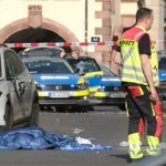 Equipes de resgate ficam ao lado de um carro danificado que bateu em várias pessoas em Leipzig, Alemanha, na segunda-feira, 4 de maio de 2026