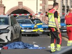 ‘Pelo menos dois mortos’ e vários feridos quando o carro ‘bate contra uma multidão’ na cidade alemã de Leipzig Equipes de resgate ficam ao lado de um carro danificado que bateu em várias pessoas em Leipzig, Alemanha, na segunda-feira, 4 de maio de 2026