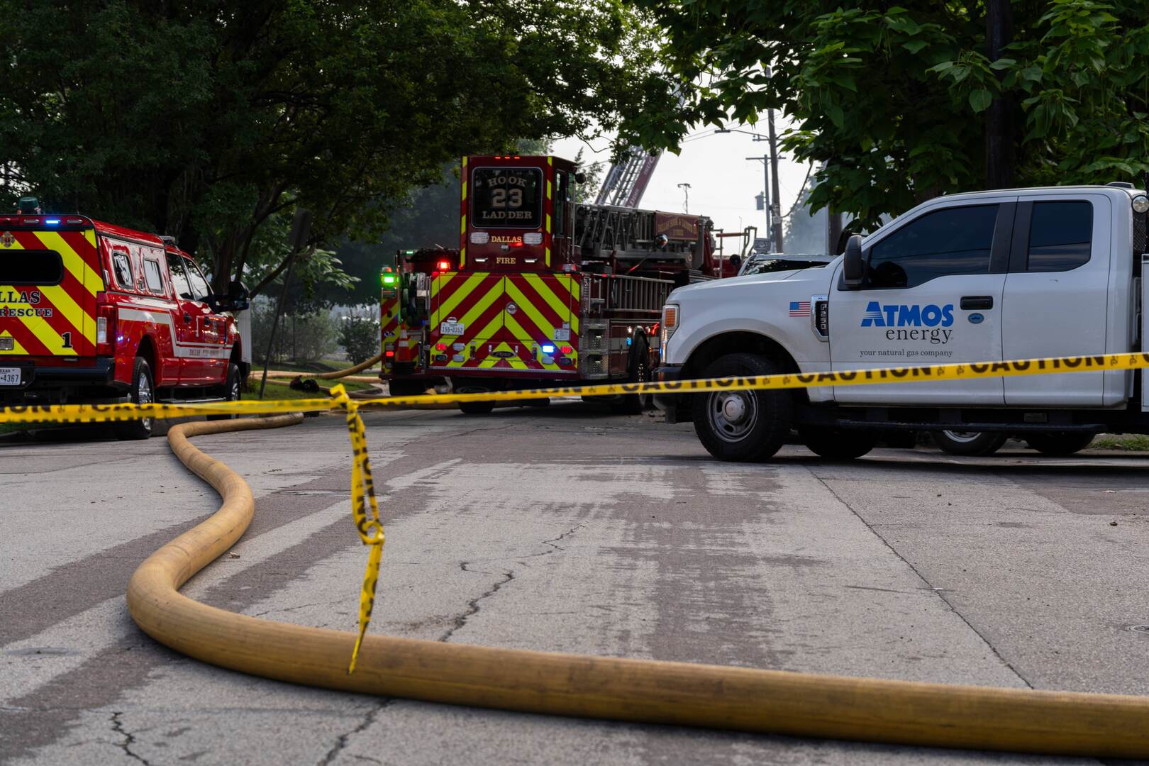 Pelo menos três mortos após incêndio destruir complexo de apartamentos em Dallas