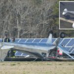 Bombeiros e policiais do Aeroporto Cape Cod Gateway inspecionam um avião capotado após um acidente.