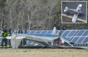 Pequeno avião vira de cabeça para baixo ao pousar no aeroporto de Cape Cod Bombeiros e policiais do Aeroporto Cape Cod Gateway inspecionam um avião capotado após um acidente.