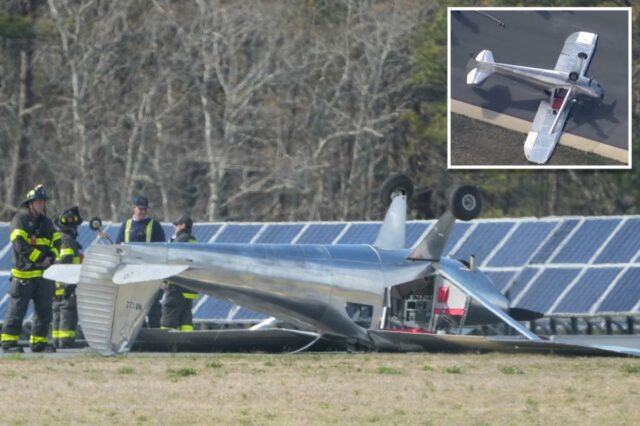 Bombeiros e policiais do Aeroporto Cape Cod Gateway inspecionam um avião capotado após um acidente.
