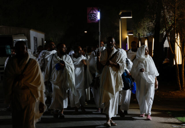 Peregrinos do Hajj chegam perto de Meca antes do Dia Peregrinos do Hajj chegam perto de Meca antes do Dia de Arafah