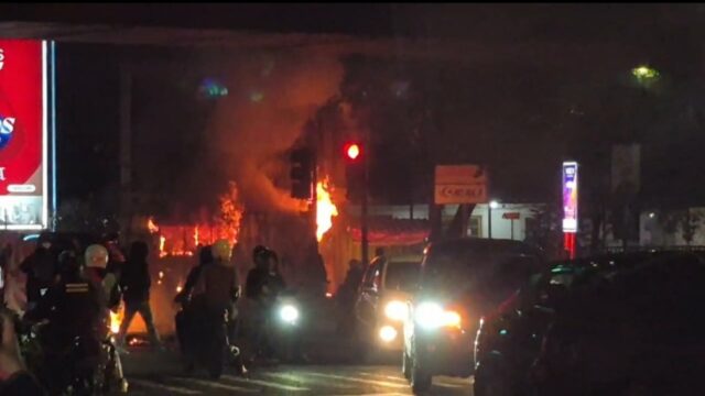 Peringatan Hari Buruh de Bandung Ricuh hingga Pos Polisi Dibakar, Sejumlah Orang Ditangkap
