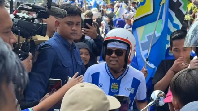 Persib Hattrick Juara, Dedi Mulyadi Postando Lagu 'Kalah Jadi Cacing, Persib Hattrick Juara, Dedi Mulyadi Postando Lagu 'Kalah Jadi Cacing, Menang Jadi Naga'
