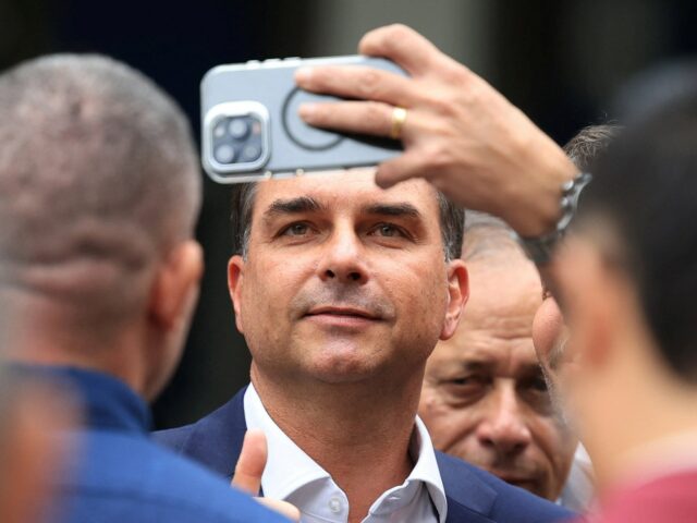 Pesquisa mostra Lula e Bolsonaro empatados antes da eleição presidencial Pesquisa mostra Lula e Bolsonaro empatados antes da eleição presidencial no Brasil