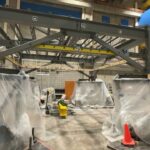 Foto de máquina quadrada de metal que simula terremotos