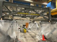 Pesquisadores da Carleton University projetam simulador de terremoto para testar a preparação do edifício Foto de máquina quadrada de metal que simula terremotos