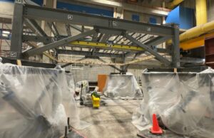 Pesquisadores da Carleton University projetam simulador de terremoto para testar a preparação do edifício Foto de máquina quadrada de metal que simula terremotos