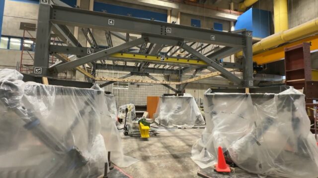 Foto de máquina quadrada de metal que simula terremotos