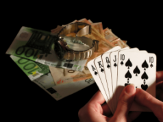 Pesquisadores universitários lançam um grande centro independente de evidências de danos ao jogo no Reino Unido Pessoa segurando a mão de pôquer royal flush ao lado de notas de euro e relógio de luxo simbolizando ganhos em jogos de azar, apostas em cassinos e risco financeiro. Pesquisadores universitários lançam um grande centro independente de evidências de danos ao jogo no Reino Unido