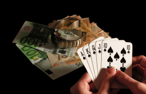 Pesquisadores universitários lançam um grande centro independente de evidências de danos ao jogo no Reino Unido Pessoa segurando a mão de pôquer royal flush ao lado de notas de euro e relógio de luxo simbolizando ganhos em jogos de azar, apostas em cassinos e risco financeiro. Pesquisadores universitários lançam um grande centro independente de evidências de danos ao jogo no Reino Unido