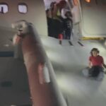 Imagens fornecidas pelos passageiros mostraram o avião sendo evacuado na pista.
