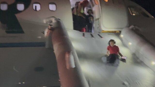 Imagens fornecidas pelos passageiros mostraram o avião sendo evacuado na pista.