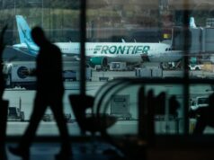 Pessoa morre após ser atropelada por avião no aeroporto de Denver Pessoa morre após ser atropelada por avião no aeroporto de Denver