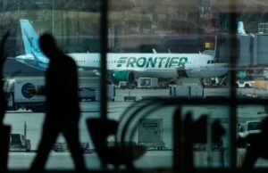 Pessoa morre após ser atropelada por avião no aeroporto de Denver Pessoa morre após ser atropelada por avião no aeroporto de Denver