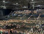 Peter Kay 'saído do palco' quando o show é interrompido abruptamente após 45 minutos e os fãs são evacuados da arena - enquanto um adolescente de 19 anos é segurado por um saco 'suspeito'