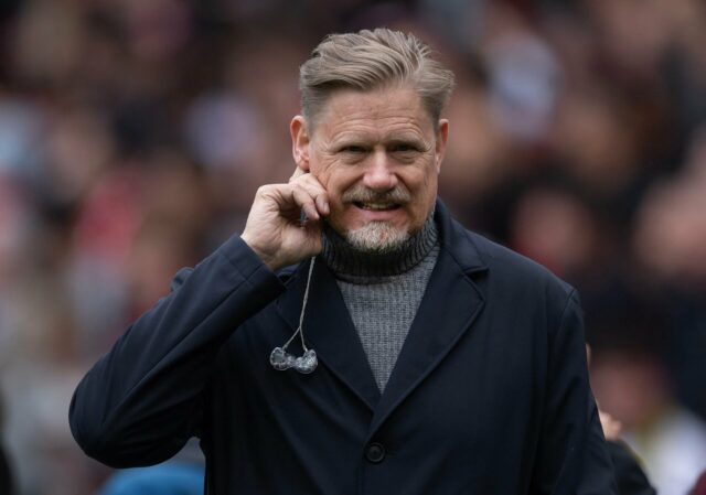 Peter Schmeichel apresentado pelo filho Kasper como notável oficial do Peter Schmeichel apresentado pelo filho Kasper como notável oficial do recorde de Old Trafford após a aposentadoria