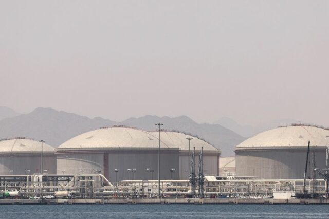 Petróleo se recupera devido à incerteza sobre o acordo de paz com o Irã e reduções de estoques
