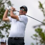 Phil Mickelson jogando uma tacada do quinto tee no LIV Golf South Africa.