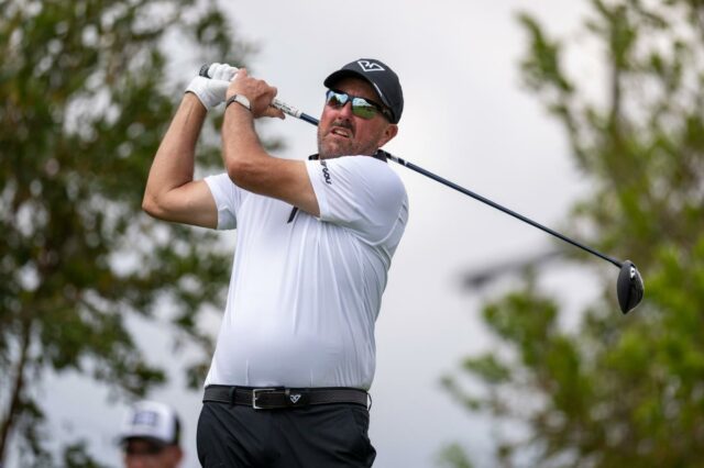 Phil Mickelson jogando uma tacada do quinto tee no LIV Golf South Africa.