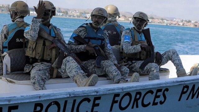 Pirata somali e aliança Houthi visam rota de comércio de petróleo de US$ 1 trilhão com tática de sequestro revivida
