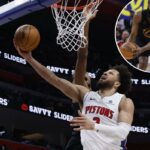 Cade Cunningham, que marcou 23 pontos, o recorde da equipe, sobe para uma bandeja durante a vitória dos Pistons por 111-101 no jogo 1 sobre os Cavaliers em sua série de playoffs da segunda rodada em 5 de maio de 2026 em Detroit.